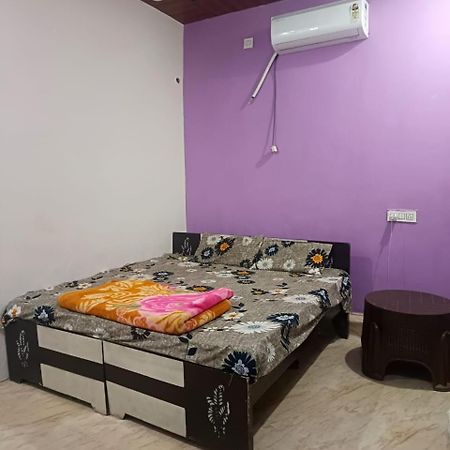 Jay Shree Radhey Home Stay Mathura Ngoại thất bức ảnh