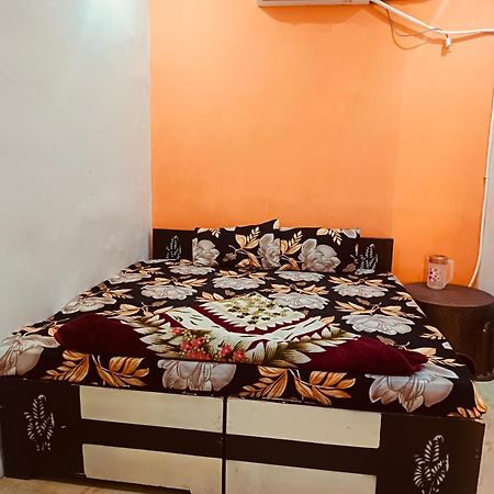 Jay Shree Radhey Home Stay Mathura Ngoại thất bức ảnh